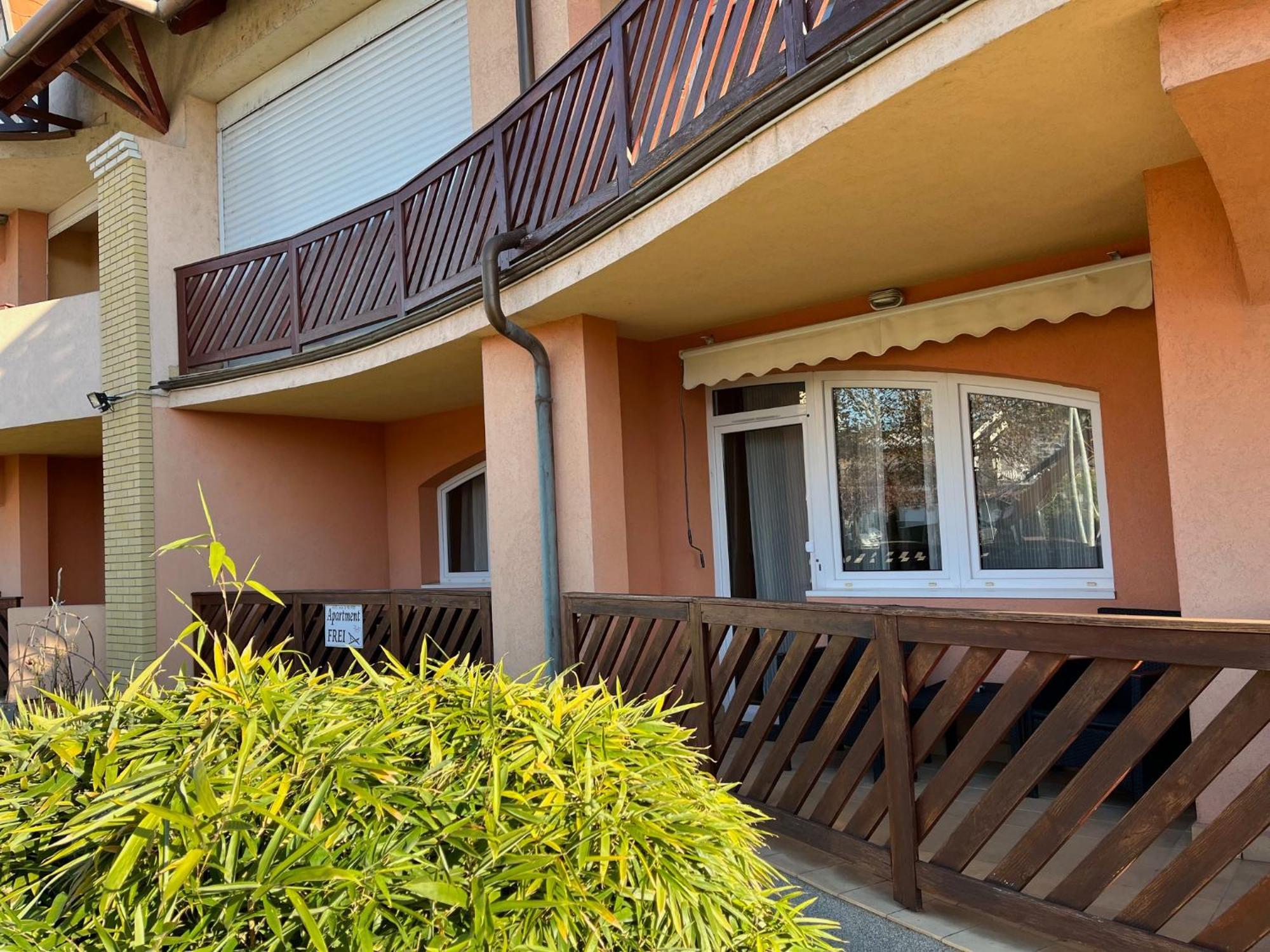Y Apartman บาลาตอนแลลเล ภายนอก รูปภาพ